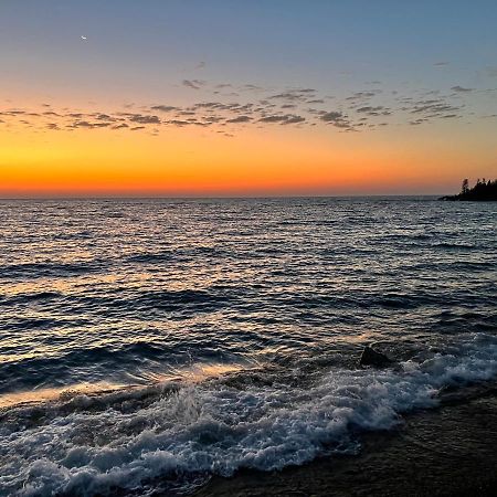 Shoreline Inn Grand Marais Bagian luar foto